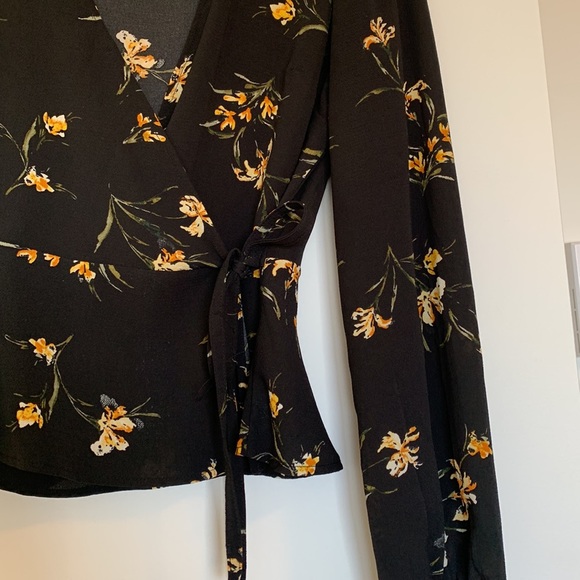 Dynamite Floral Blouse - Picture 3 of 4